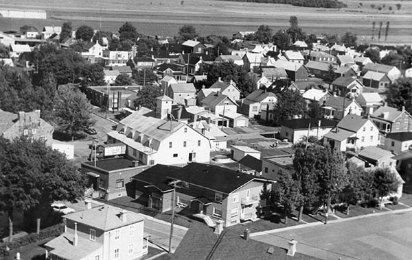 Vue aérienne de la meunerie en noir et blanc en 1971